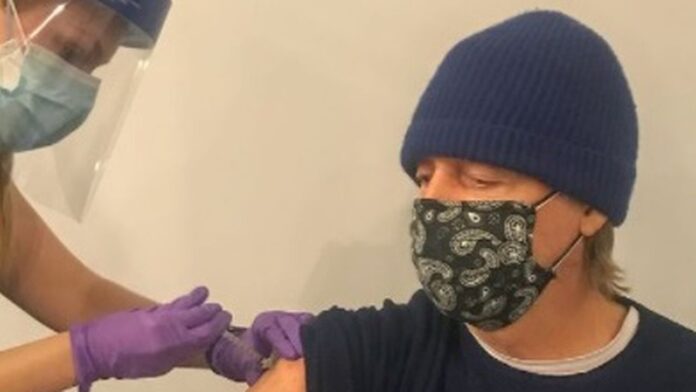 Paul McCartney s-a vaccinat şi a publicat o fotografie pentru a-i determina pe fanii săi să facă la fel