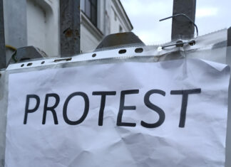 Dolj: Angajatii Casei de Pensii continuă și azi protestul