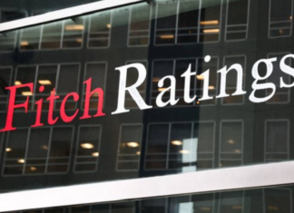 Fitch revizuieşte perspectiva datoriilor pe termen lung ale României la negativă, din cauza „incertitudinii politice”