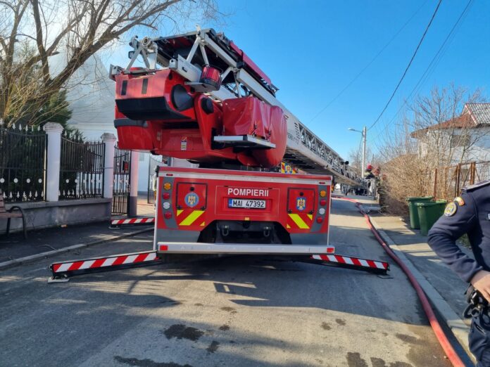 Casă cuprinsă de flăcări în Craiova