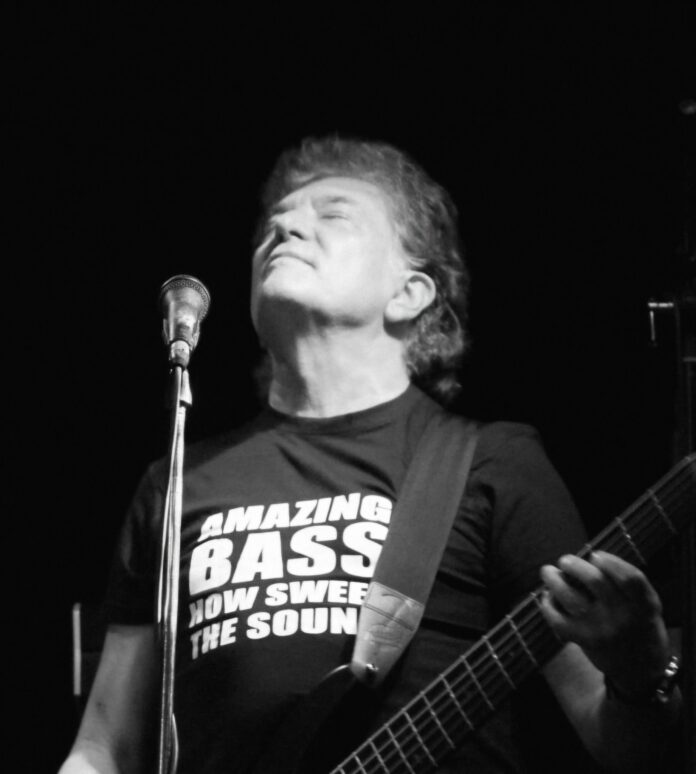 A murit basistul trupei Holograf