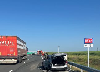 Accident pe DEx12, în apropiere de Craiova,: un TIR s-a răsturnat, după ce a lovit, un autoturism staționat