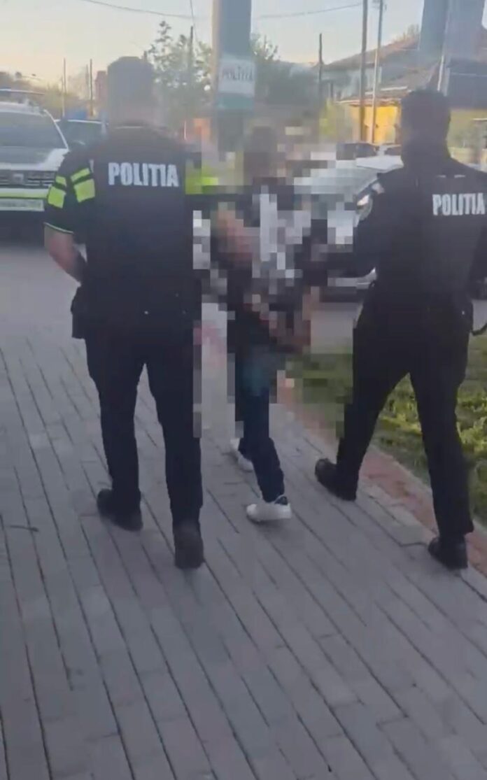 Bărbat din Vela, reținut pentru violență în familie după ce și-ar fi agresat soția și fiul