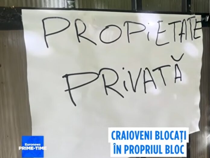 Un bloc întreg a fost sechestrat cu gard și lacăt!
