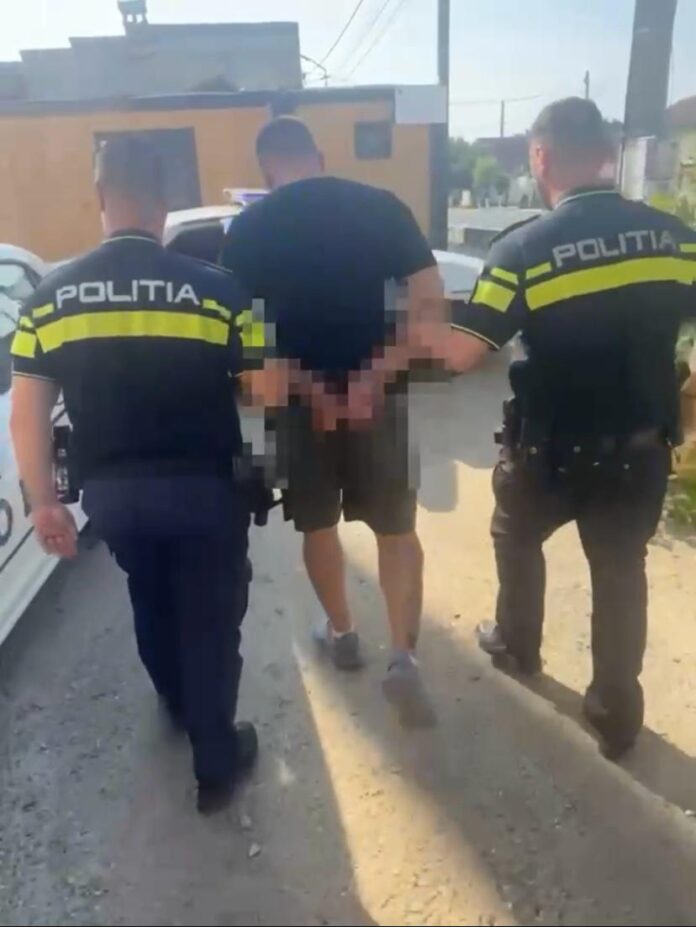 Reținut după ce a fost prins la volan cu permisul suspendat