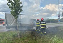 Autoutilitară cuprinsă de flăcări pe o stradă din Craiova. Pompierii au intervenit de urgență