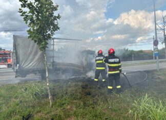 Autoutilitară cuprinsă de flăcări pe o stradă din Craiova. Pompierii au intervenit de urgență