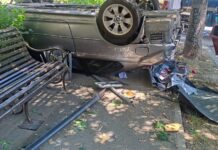 Accident în Craiova. O mașină s-a răsturnat pe trotuar după o coliziune în trafic