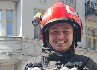 Misiune cu final fericit la Craiova. Pompierii au salvat o pisică rămasă captivă pe acoperișul Prefecturii Dolj