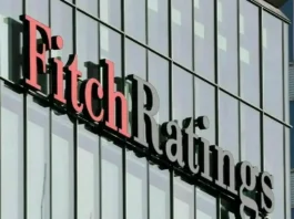 Fitch a menținut ratingul României la BBB-, dar avertizează asupra riscurilor economice și politice