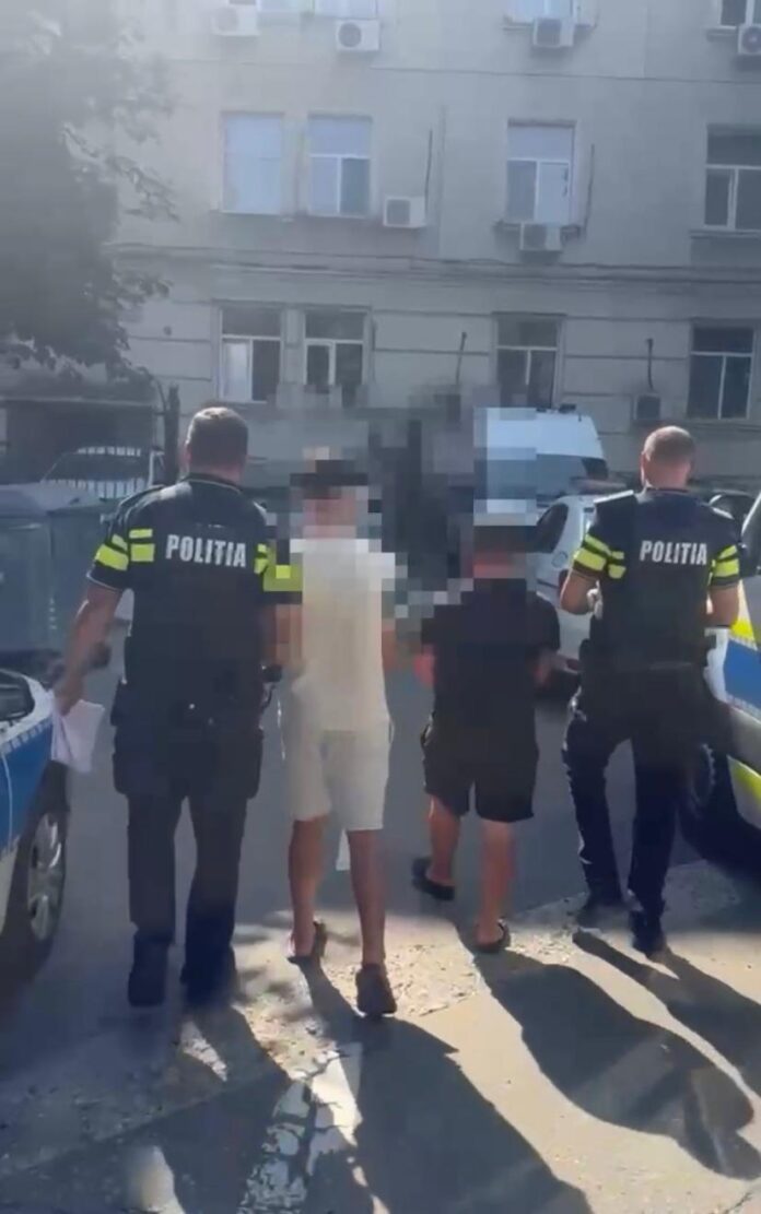 Doi tineri reținuți după ce au agresat doi bărbați și au furat un moped