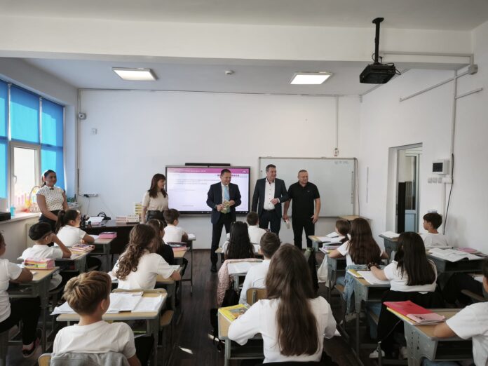 Elevii din Podari, primii beneficiari ai proiectului „Viitorul se citește”