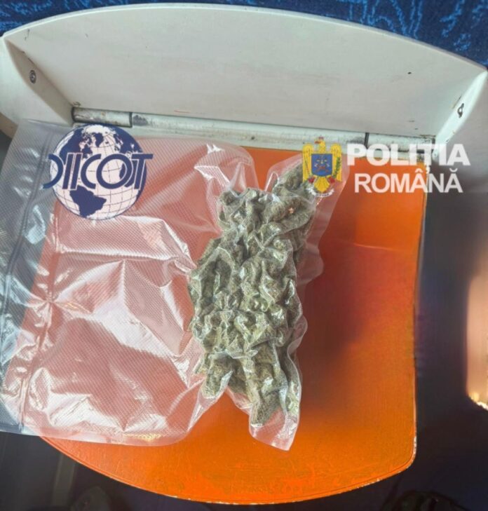 Prins într-un tren cu aproximativ 100 de grame de canabis. Bărbat de 28 de ani, arestat preventiv la Craiova