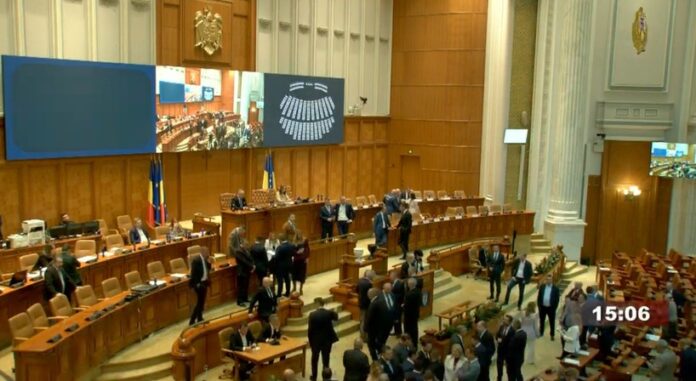 Guvernul Mureșan a picat la vot în Parlament. A primit 180 de voturi, departe de cele 233 necesare