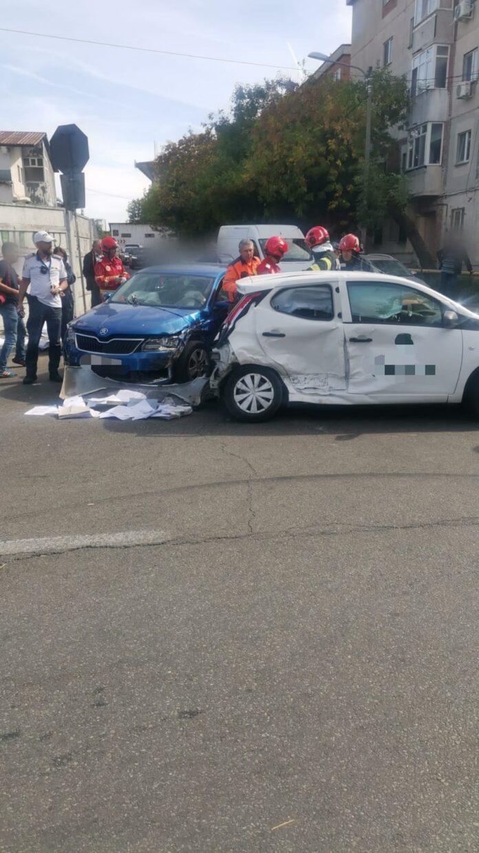 Accident în Craiova: două mașini s-au ciocnit, apoi au fost proiectate într-un al treilea autoturism