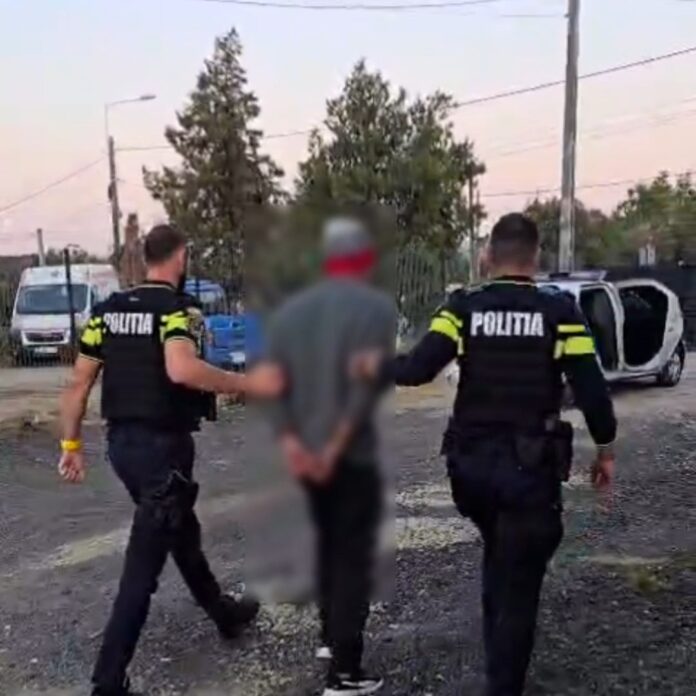 A furat 2.600 de litri de motorină din rezervoarele unor autocamioane. Bărbat din Vâlcea, reținut de polițiștii doljeni